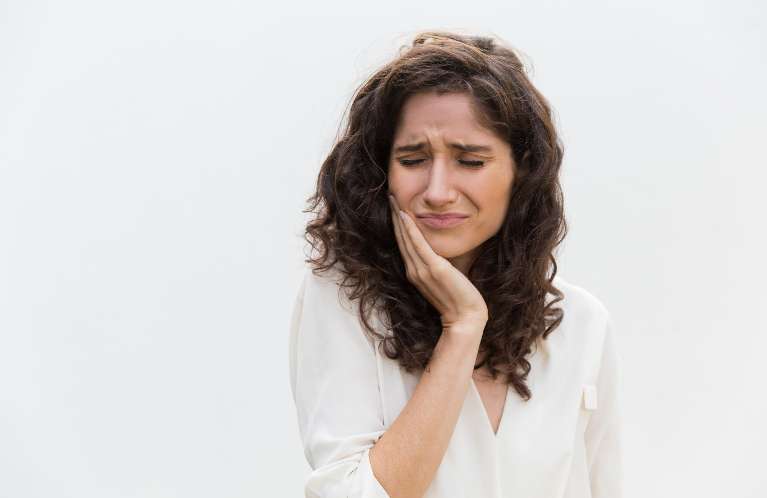 woman with a toothache in brentwood tn